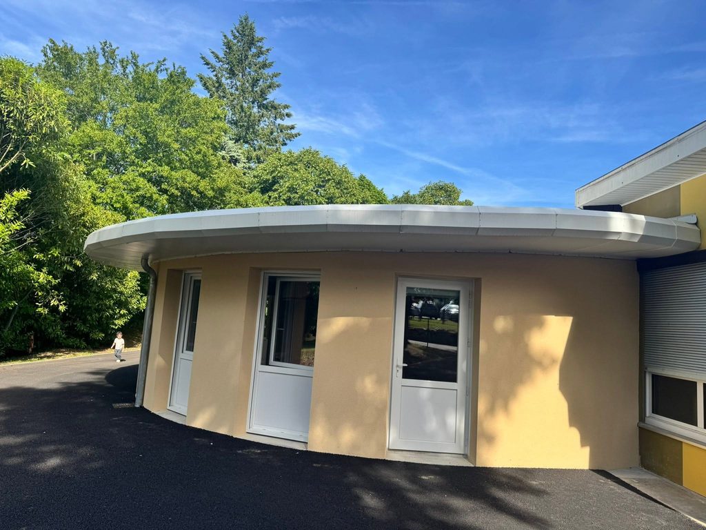 Saint Pierre Les Nemours, travaux de zinguerie à l'école maternelle Maurice RUET Couverture en bac acier Casquette en tôle façonnée