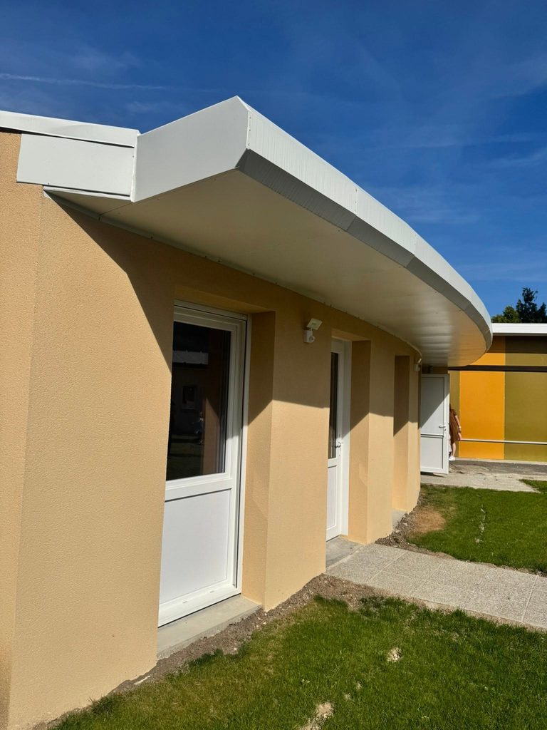 Saint Pierre Les Nemours, travaux de zinguerie à l'école maternelle Maurice RUET Couverture en bac acier Casquette en tôle façonnée